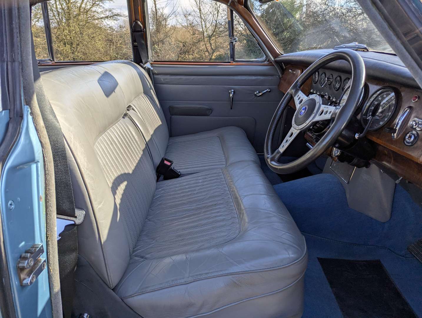 <p>1969 DAIMLER V8 250 AUTO</p>