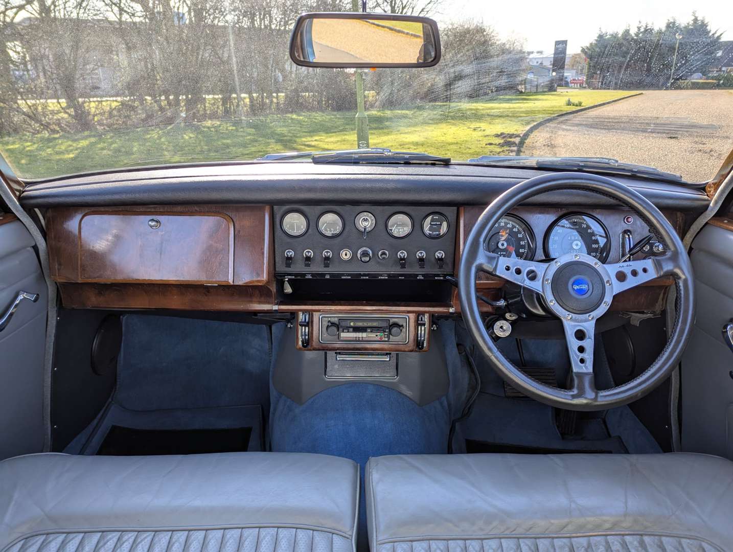 <p>1969 DAIMLER V8 250 AUTO</p>