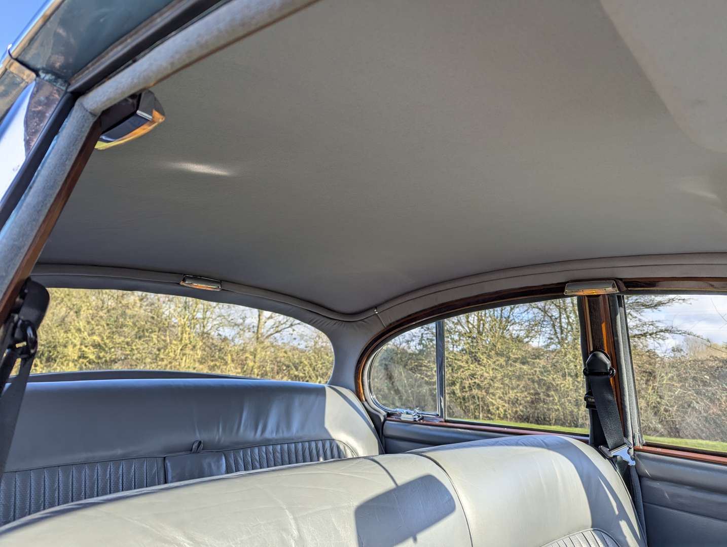 <p>1969 DAIMLER V8 250 AUTO</p>