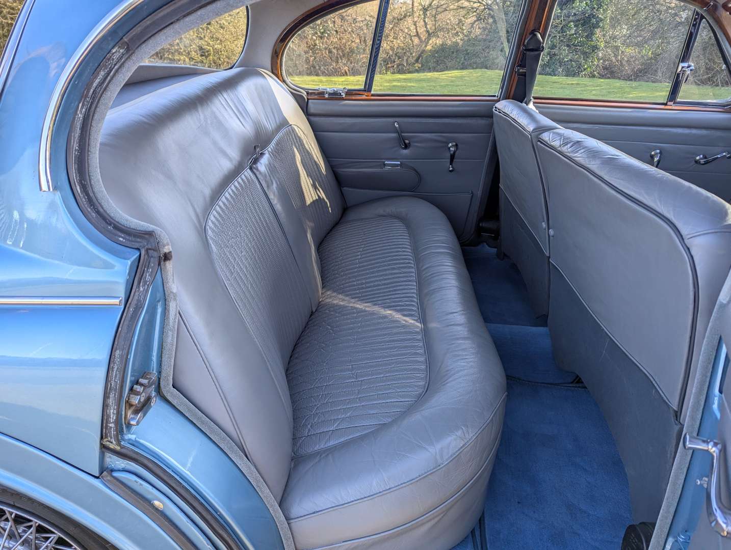 <p>1969 DAIMLER V8 250 AUTO</p>