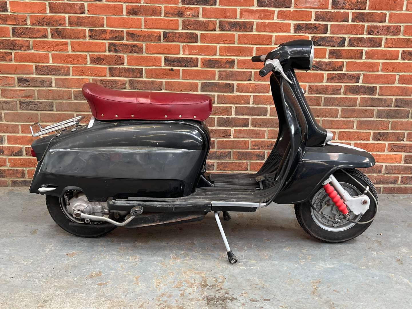 <p>1968 LAMBRETTA SX150</p>