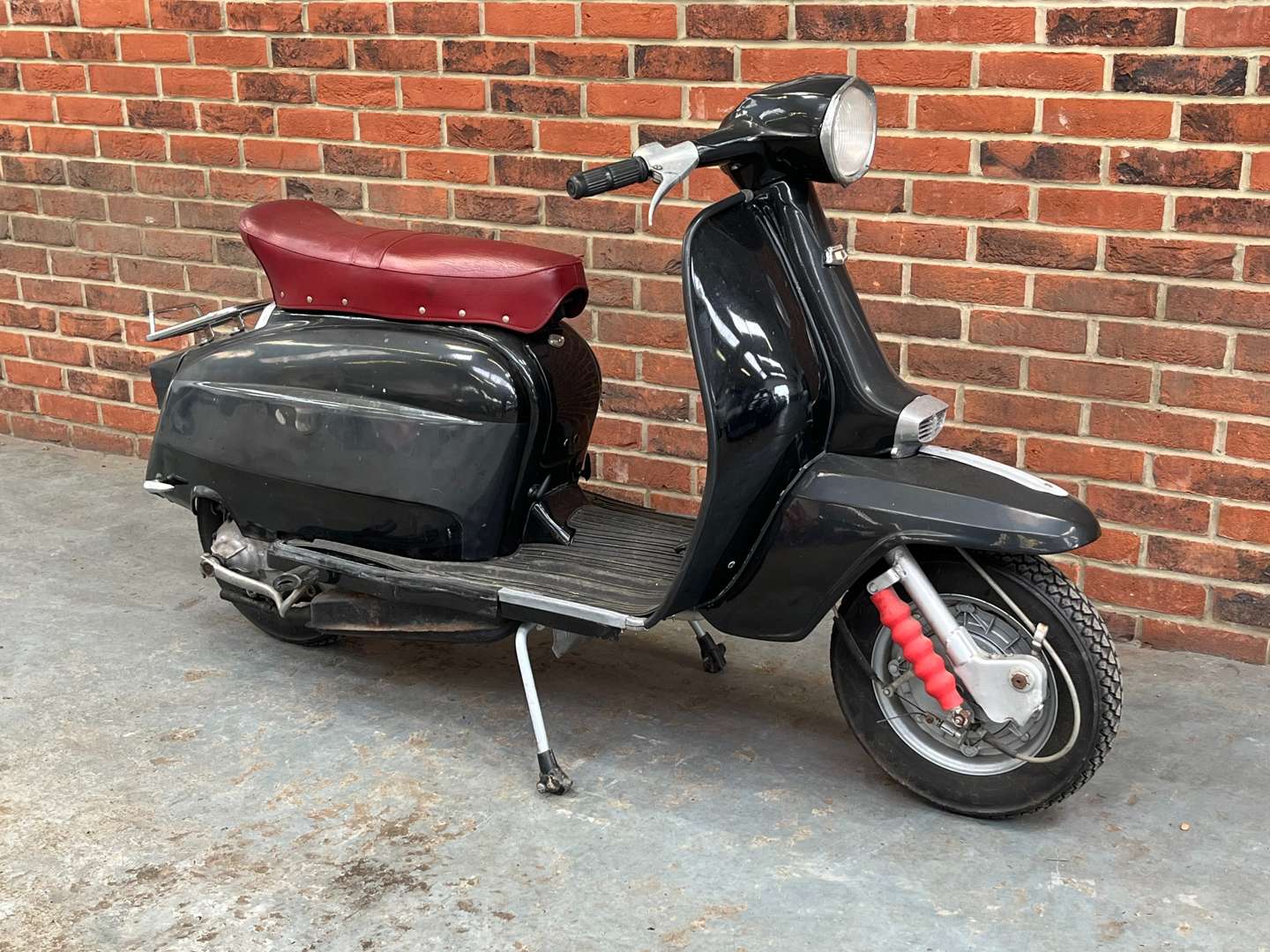 <p>1968 LAMBRETTA SX150</p>