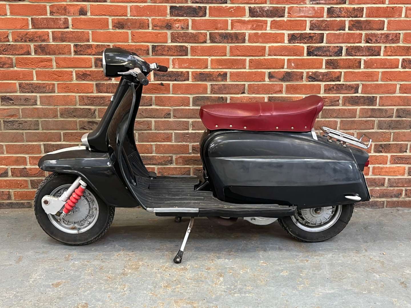 <p>1968 LAMBRETTA SX150</p>