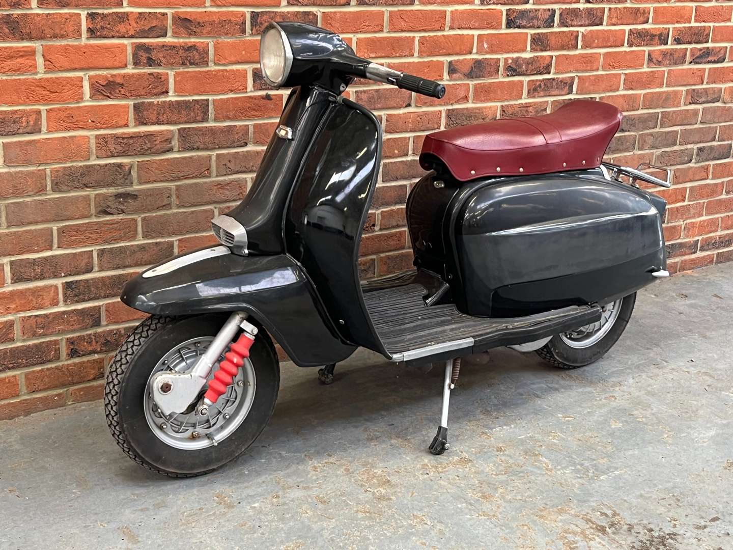 <p>1968 LAMBRETTA SX150</p>