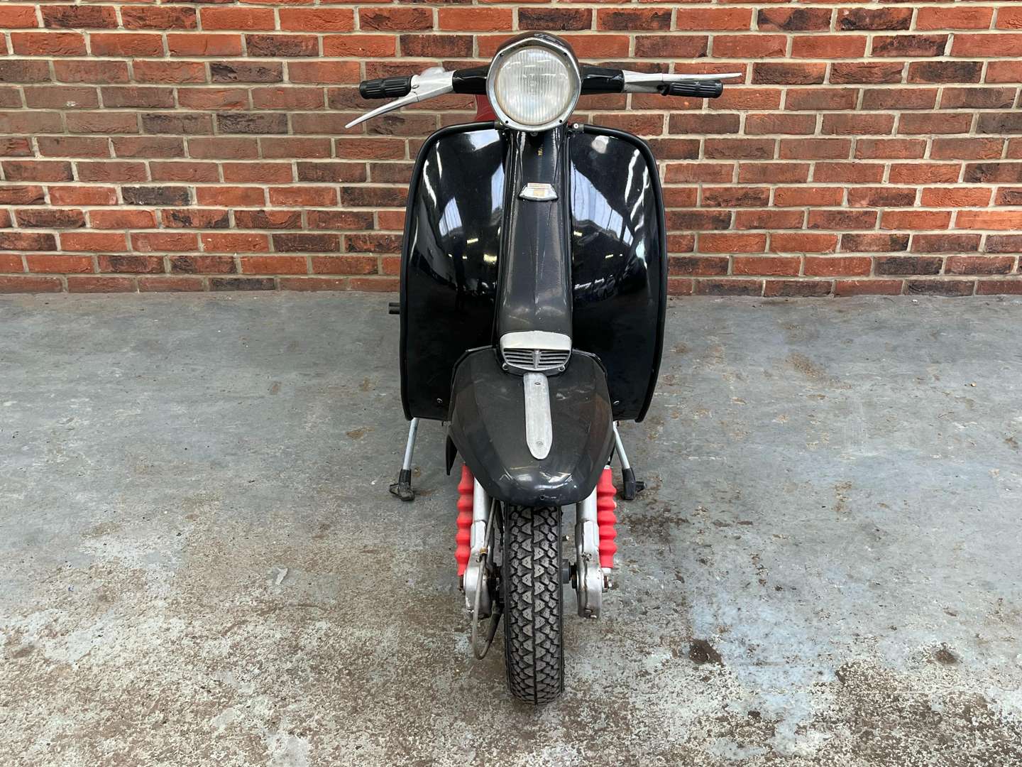 <p>1968 LAMBRETTA SX150</p>