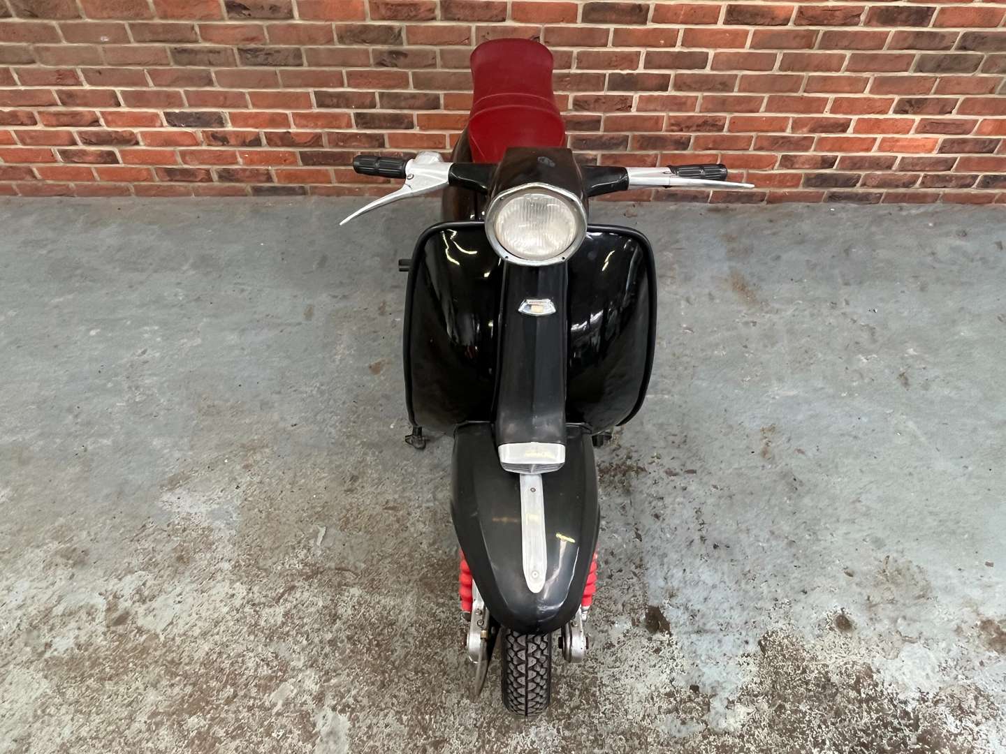 <p>1968 LAMBRETTA SX150</p>