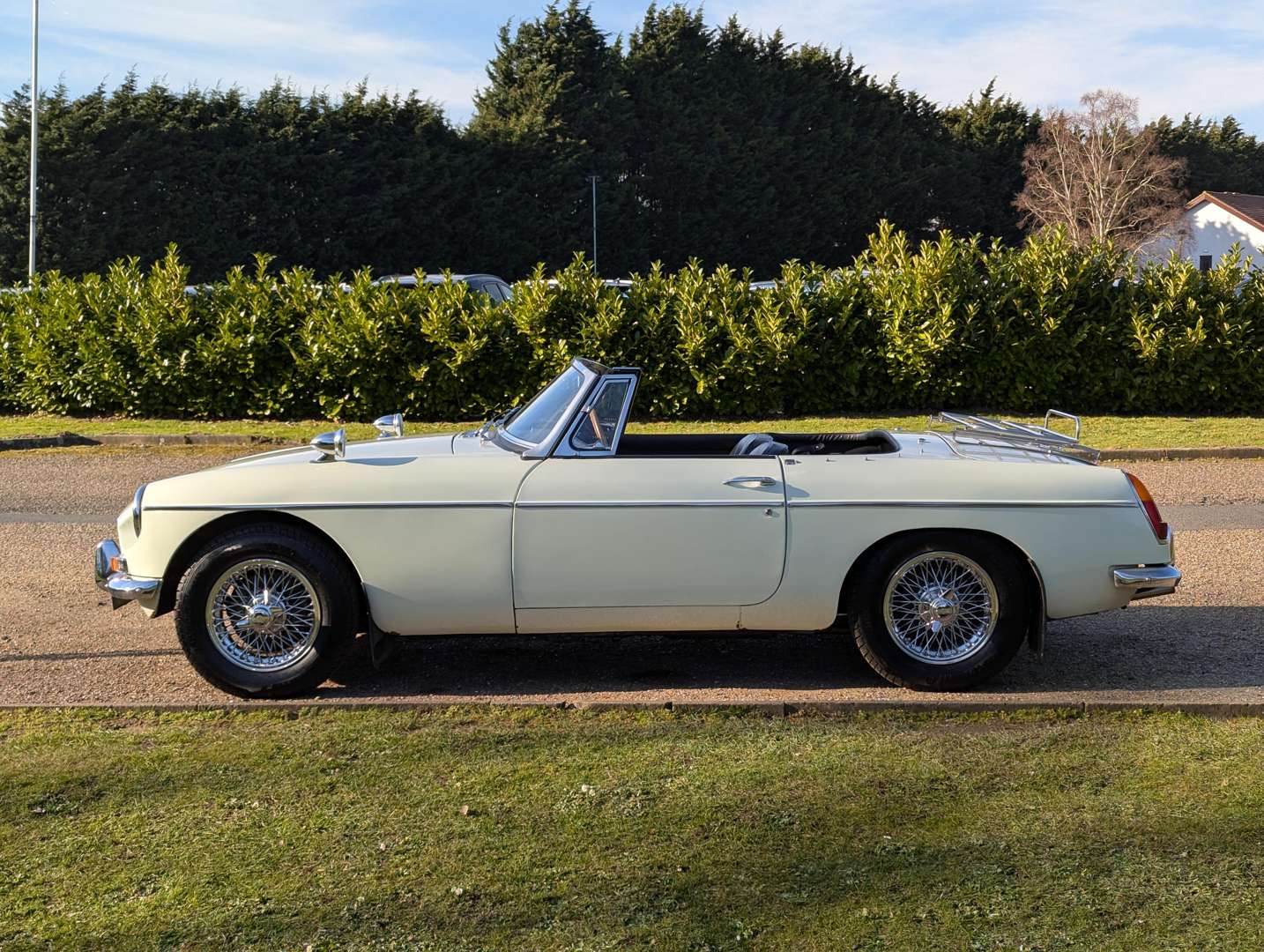 <p>1969 MG B ROADSTER</p>