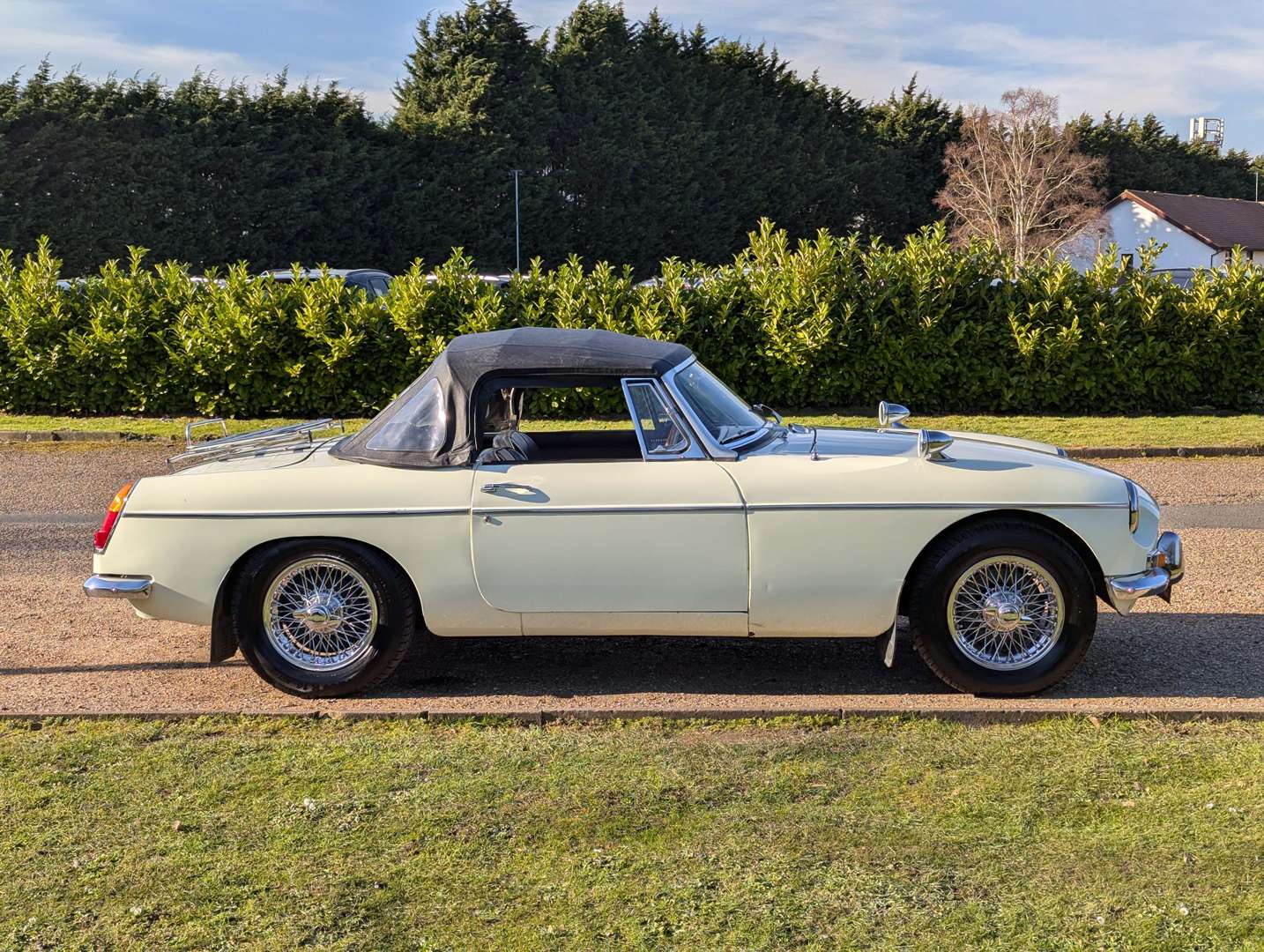 <p>1969 MG B ROADSTER</p>