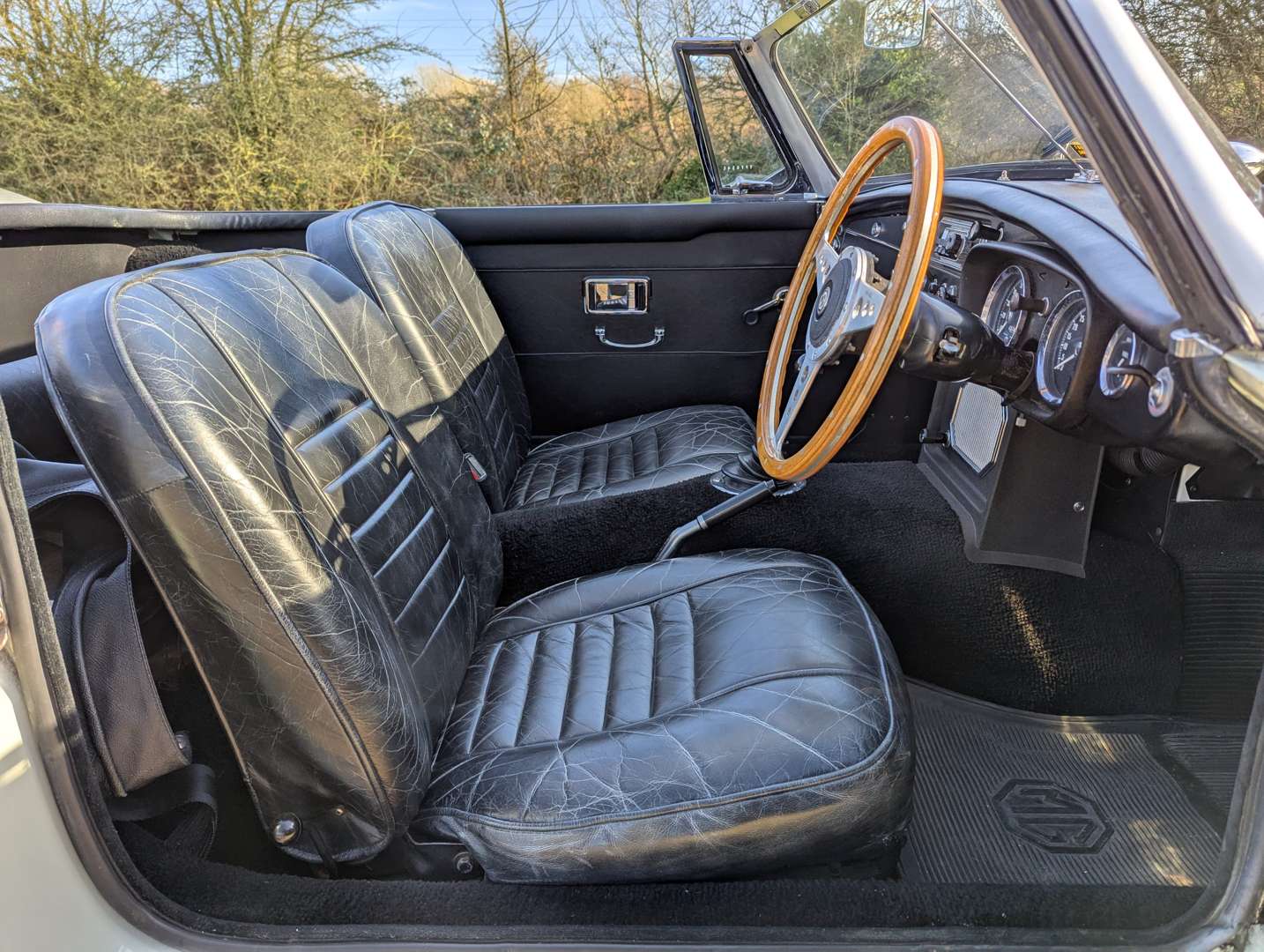 <p>1969 MG B ROADSTER</p>
