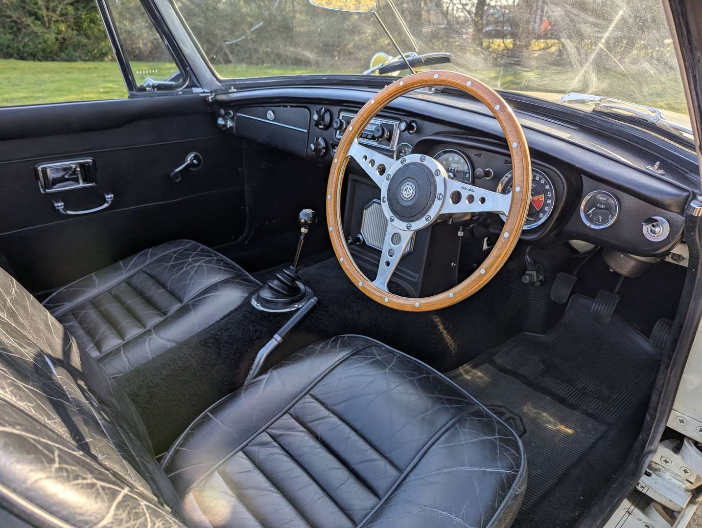 <p>1969 MG B ROADSTER</p>