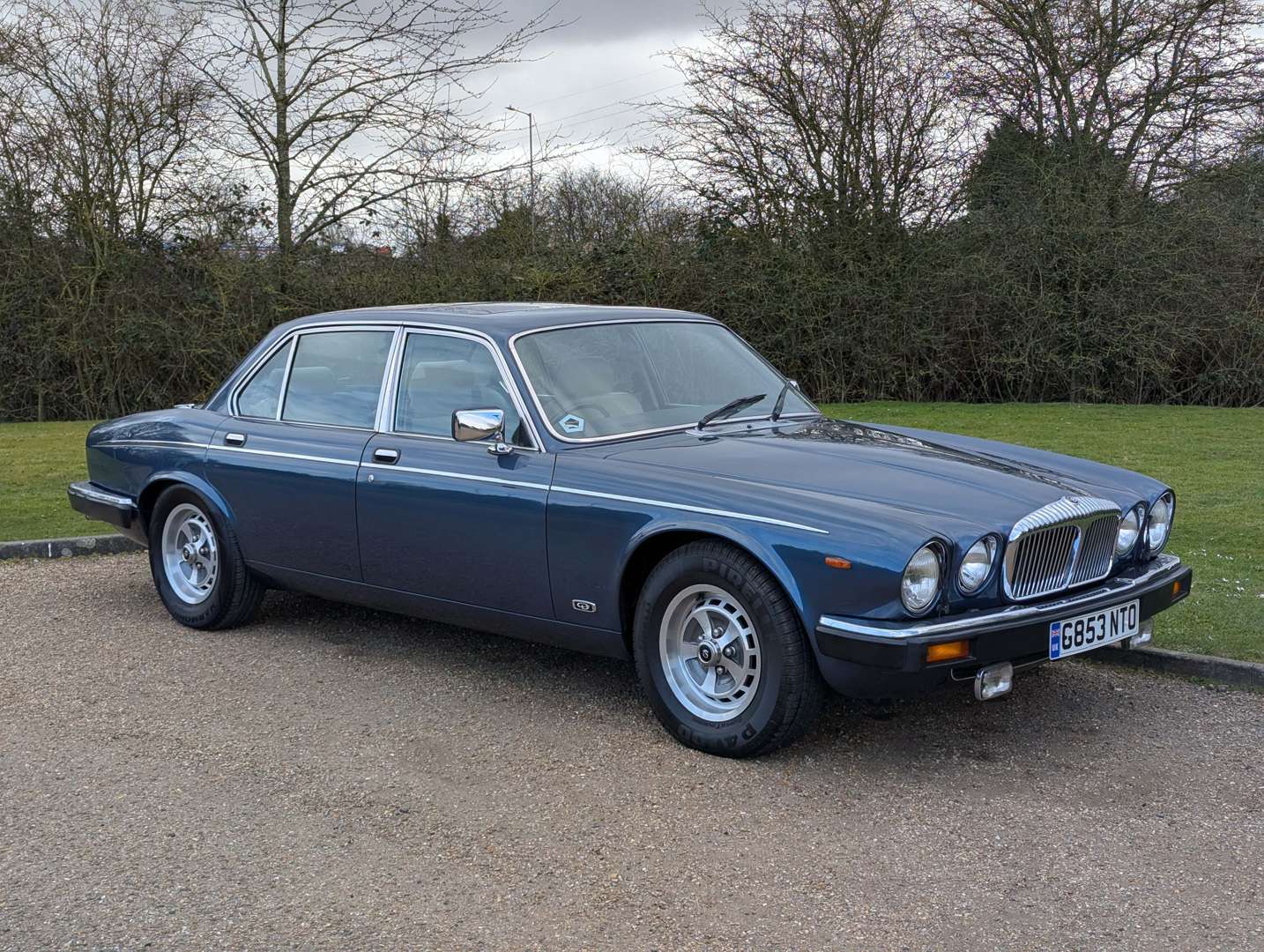 <p>1989 DAIMLER DOUBLE SIX HE AUTO</p>