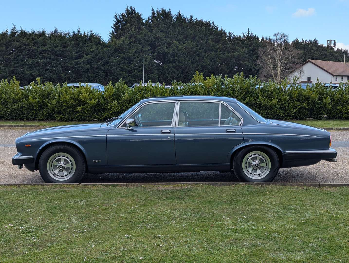 <p>1989 DAIMLER DOUBLE SIX HE AUTO</p>
