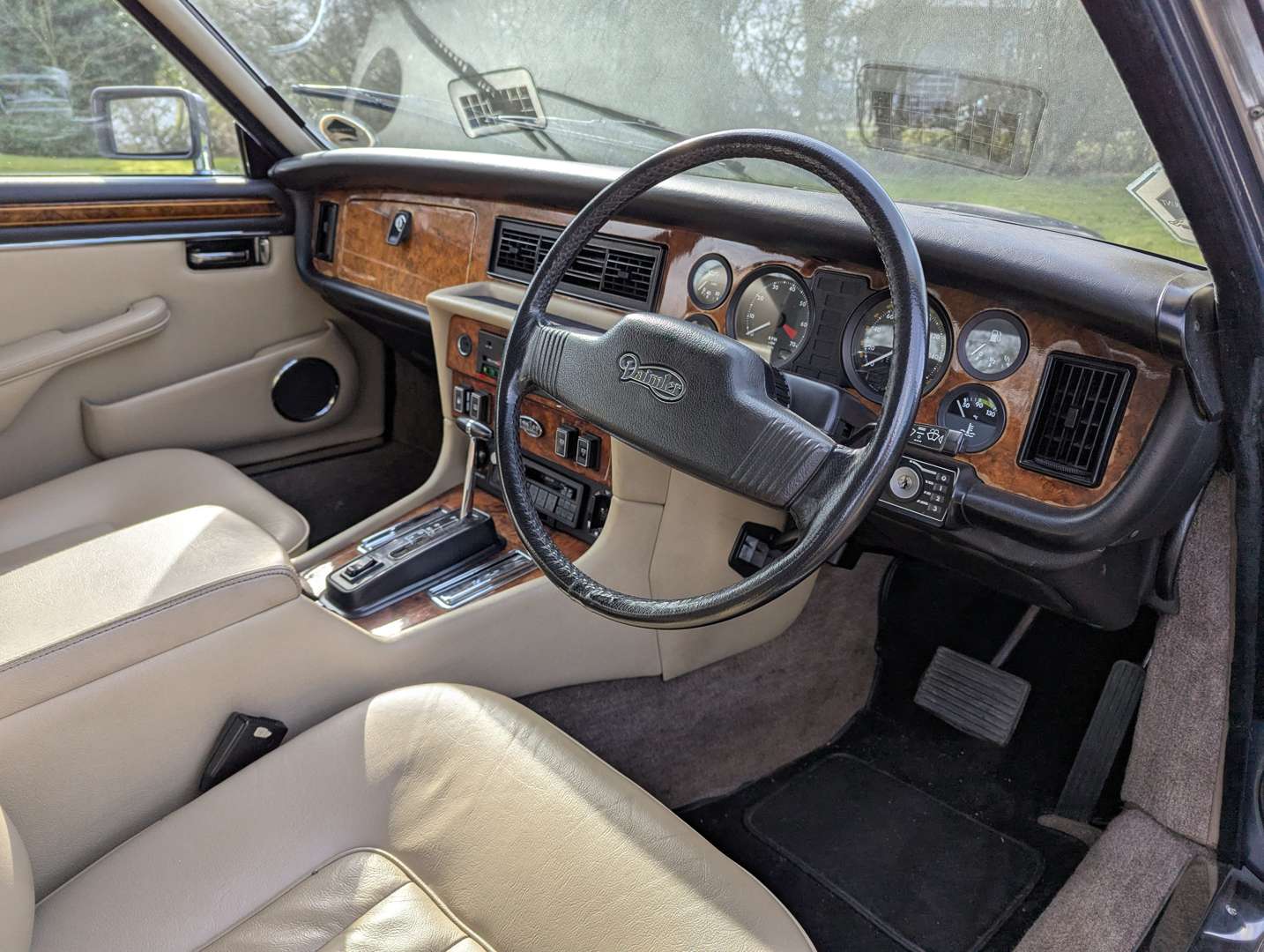 <p>1989 DAIMLER DOUBLE SIX HE AUTO</p>
