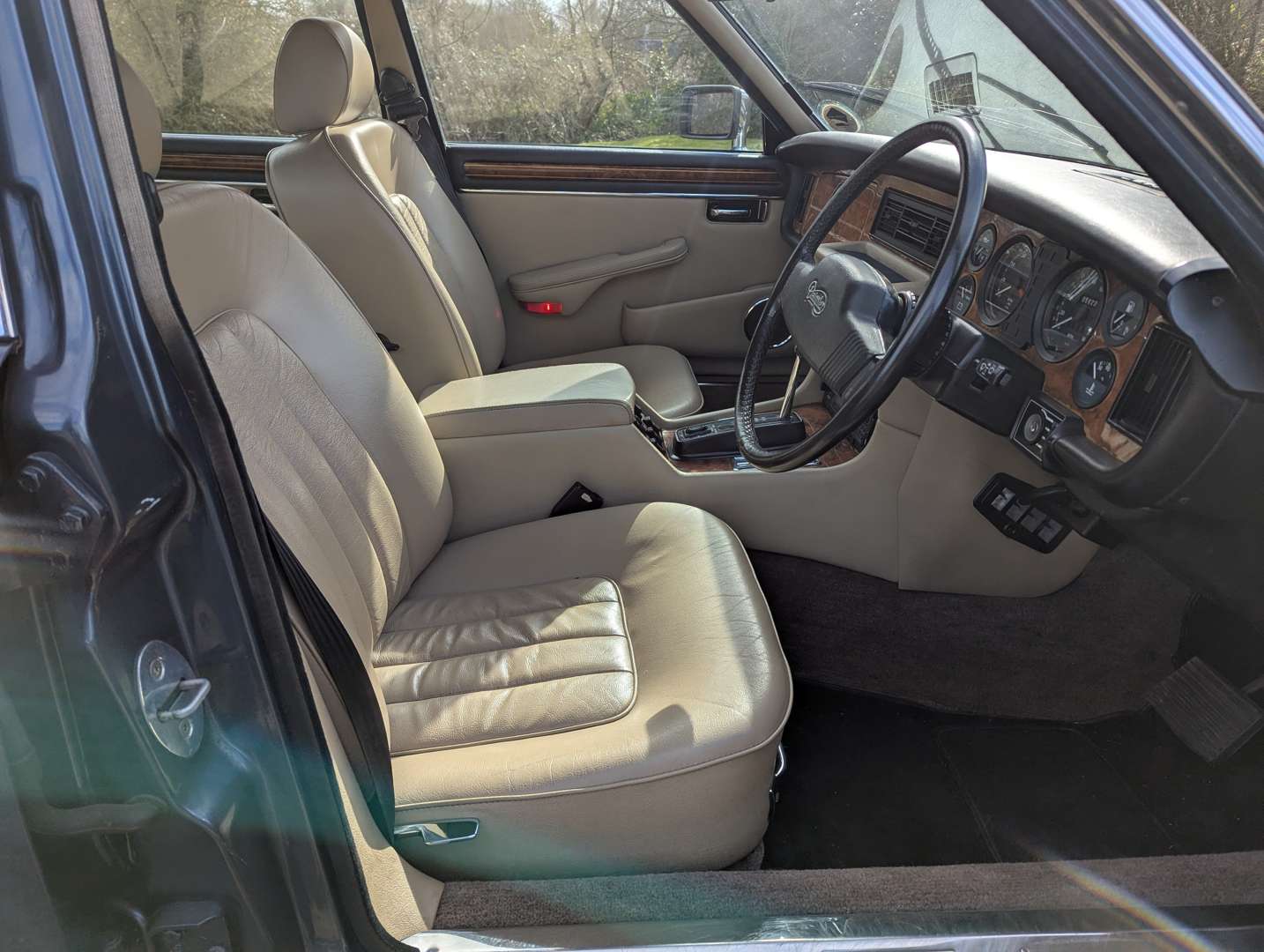 <p>1989 DAIMLER DOUBLE SIX HE AUTO</p>