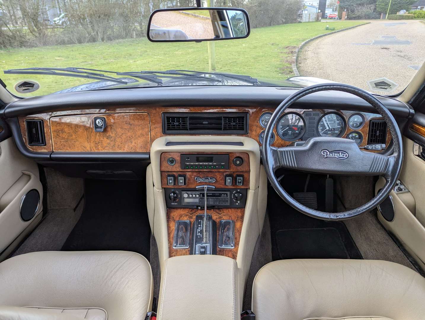 <p>1989 DAIMLER DOUBLE SIX HE AUTO</p>