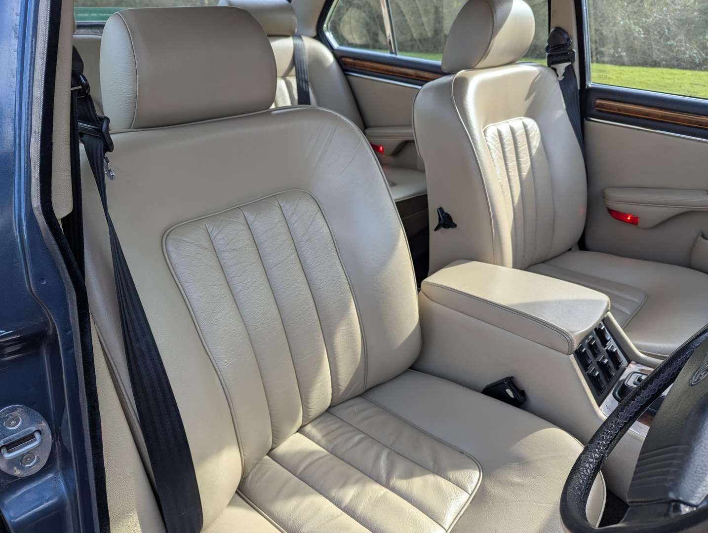 <p>1989 DAIMLER DOUBLE SIX HE AUTO</p>