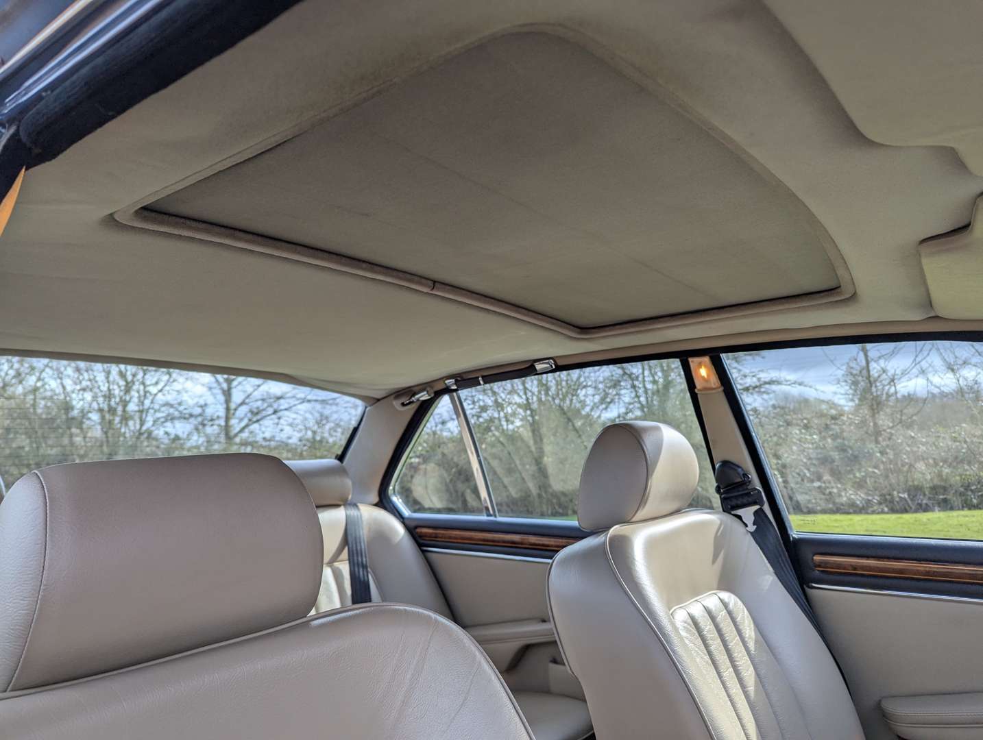 <p>1989 DAIMLER DOUBLE SIX HE AUTO</p>