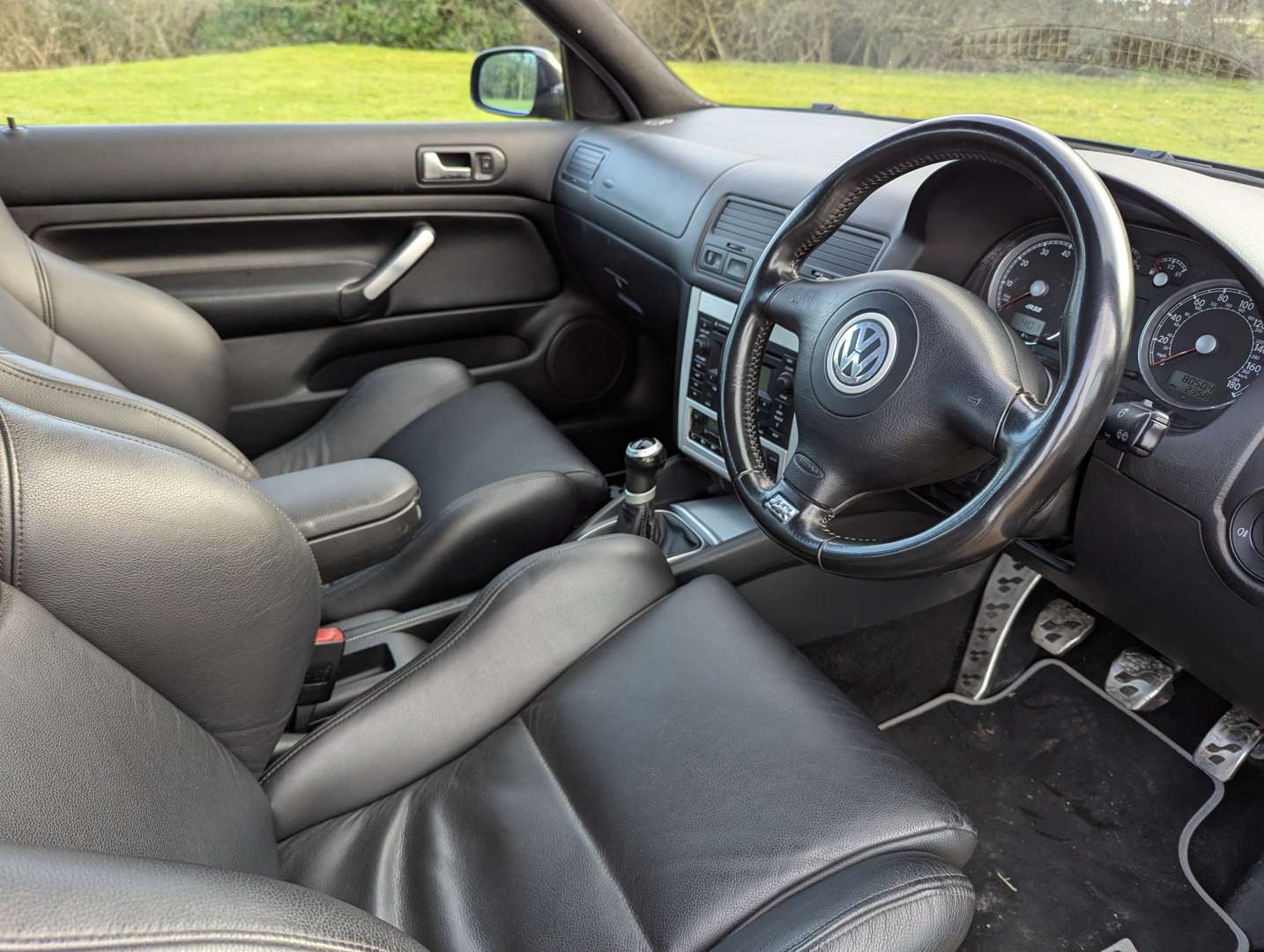 <p>2003 VW GOLF R32</p>