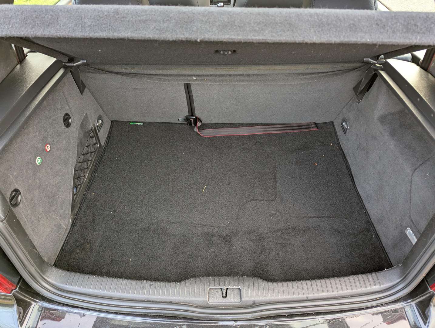 <p>2003 VW GOLF R32</p>