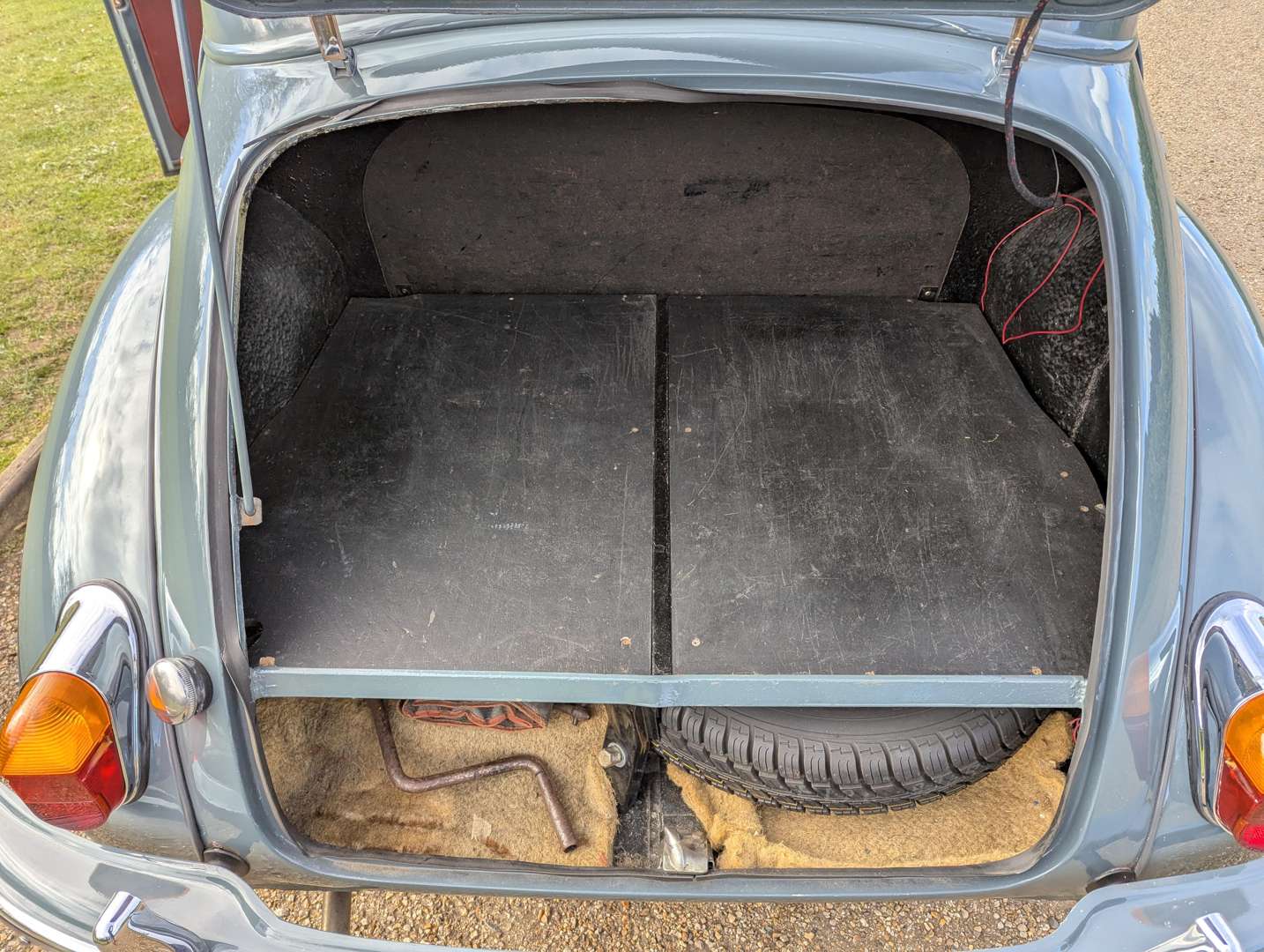 <p>1955 MORRIS MINOR</p>