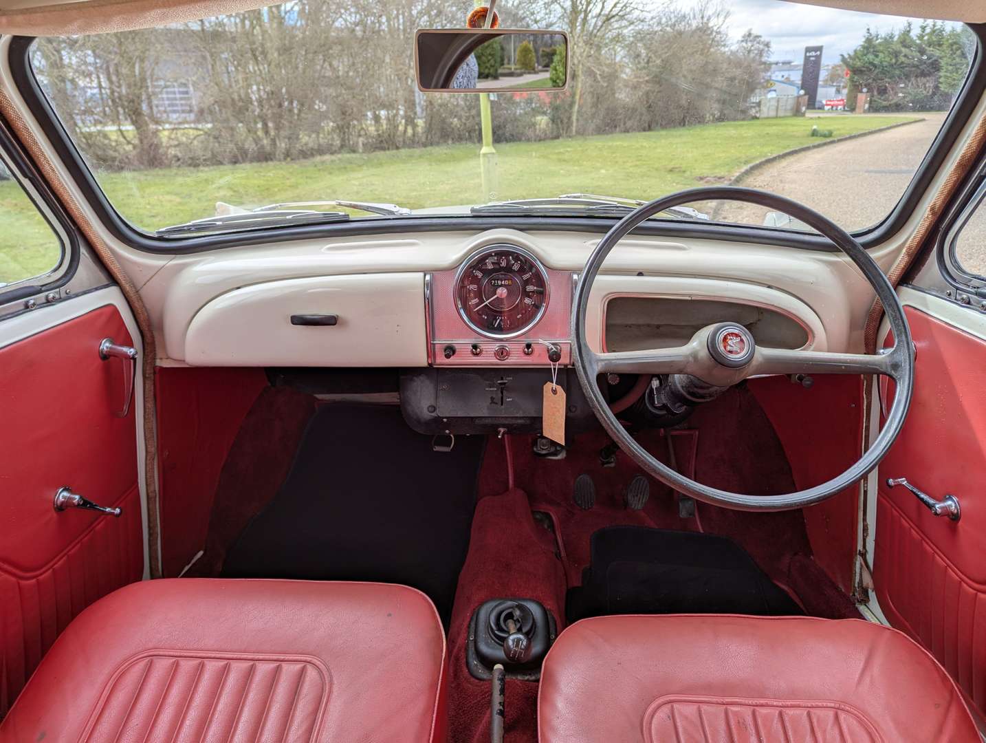 <p>1968 MORRIS MINOR</p>