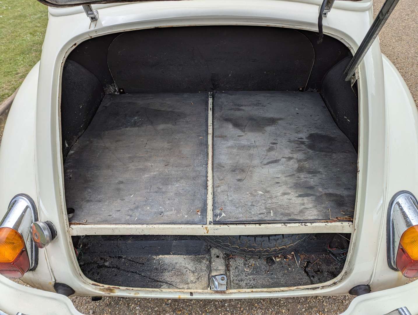 <p>1968 MORRIS MINOR</p>