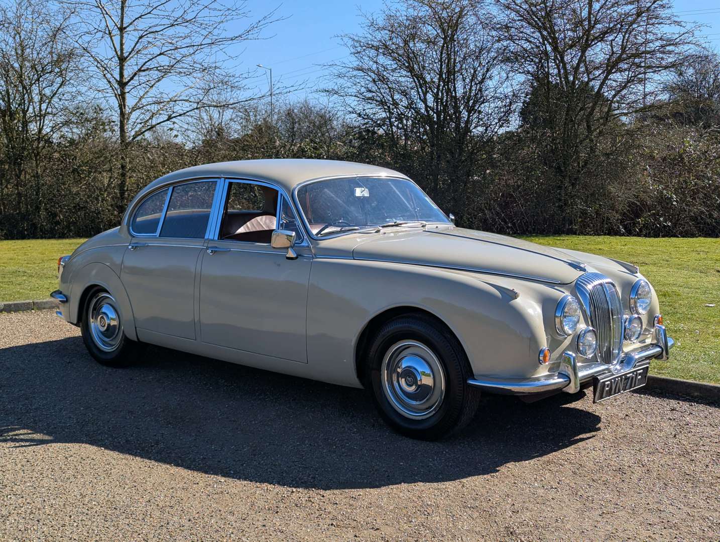 <p>1968 DAIMLER V8 250</p>