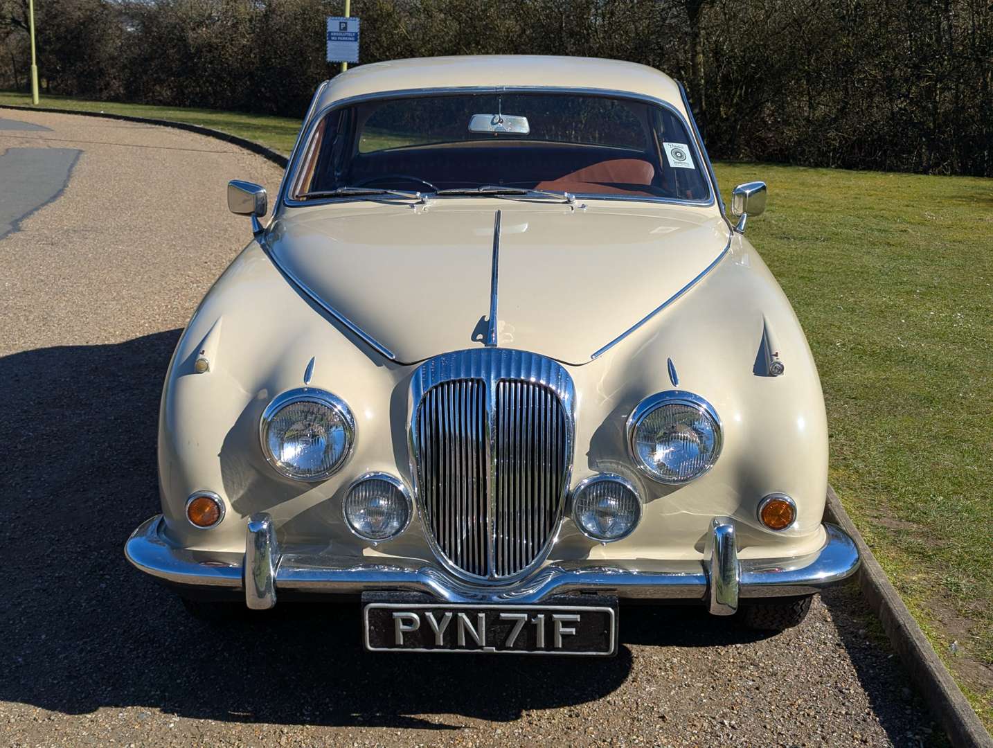 <p>1968 DAIMLER V8 250</p>