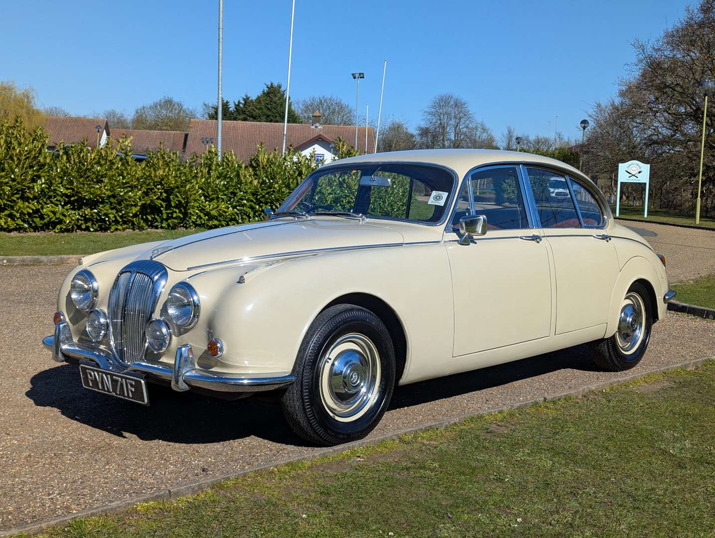 <p>1968 DAIMLER V8 250</p>