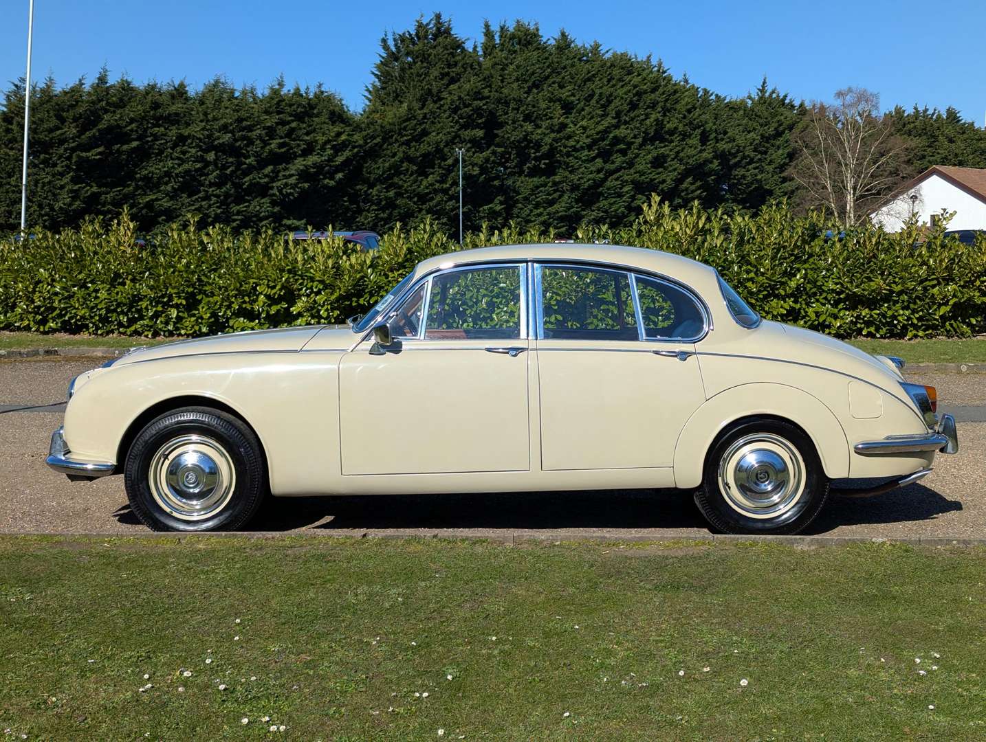 <p>1968 DAIMLER V8 250</p>