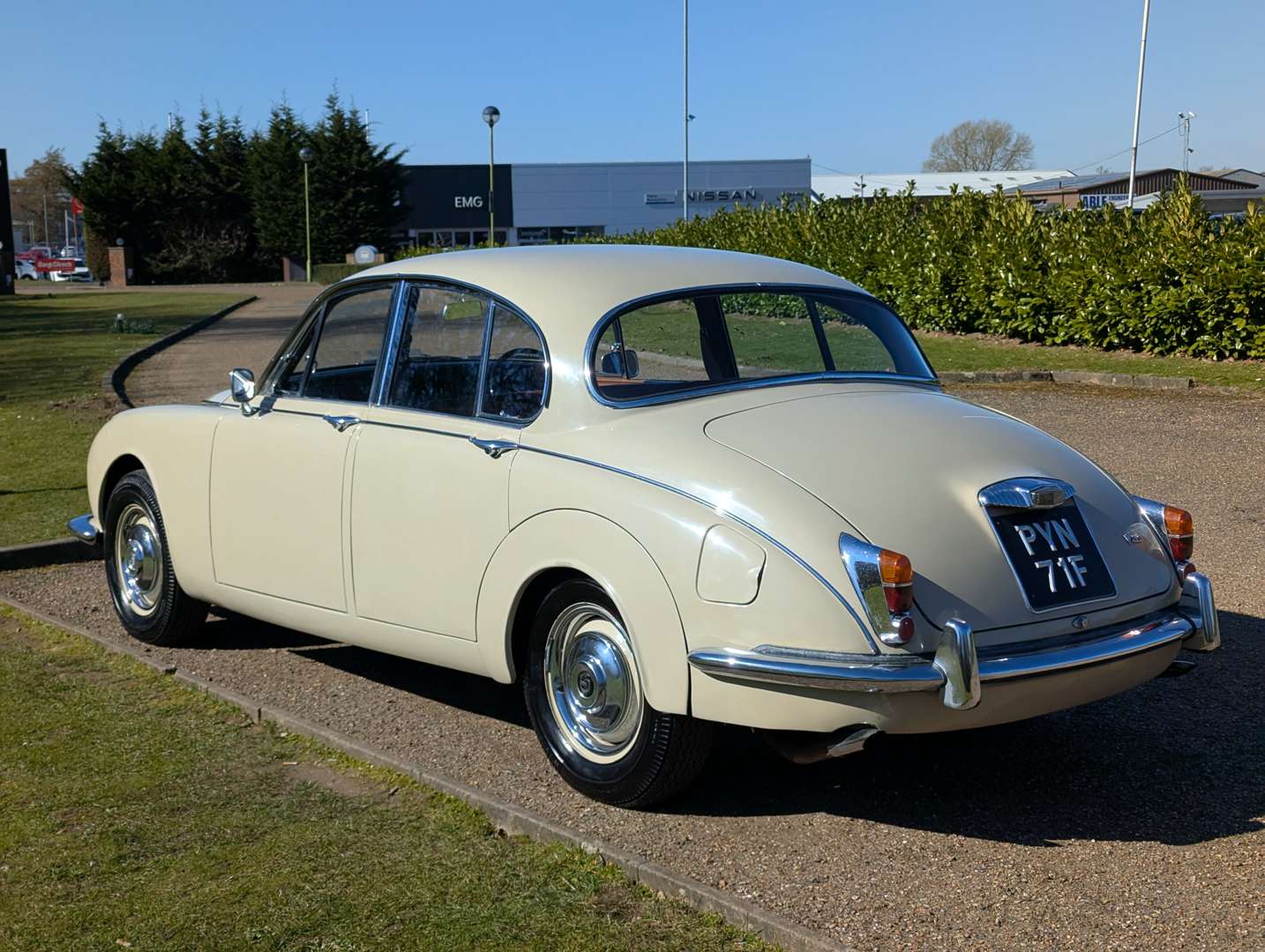 <p>1968 DAIMLER V8 250</p>