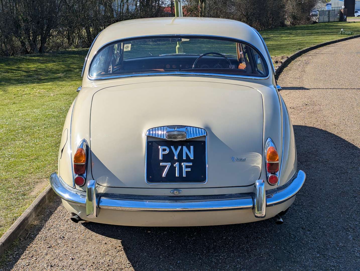 <p>1968 DAIMLER V8 250</p>