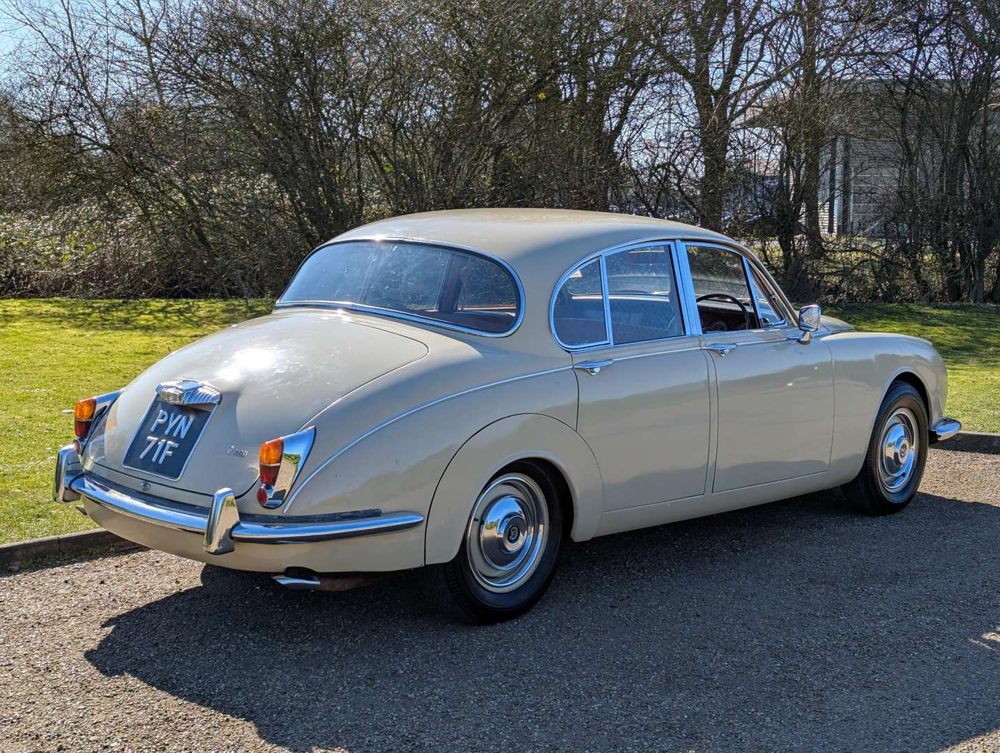 <p>1968 DAIMLER V8 250</p>