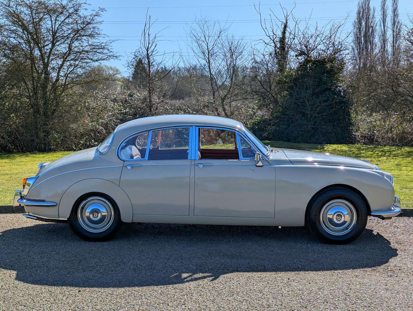 <p>1968 DAIMLER V8 250</p>