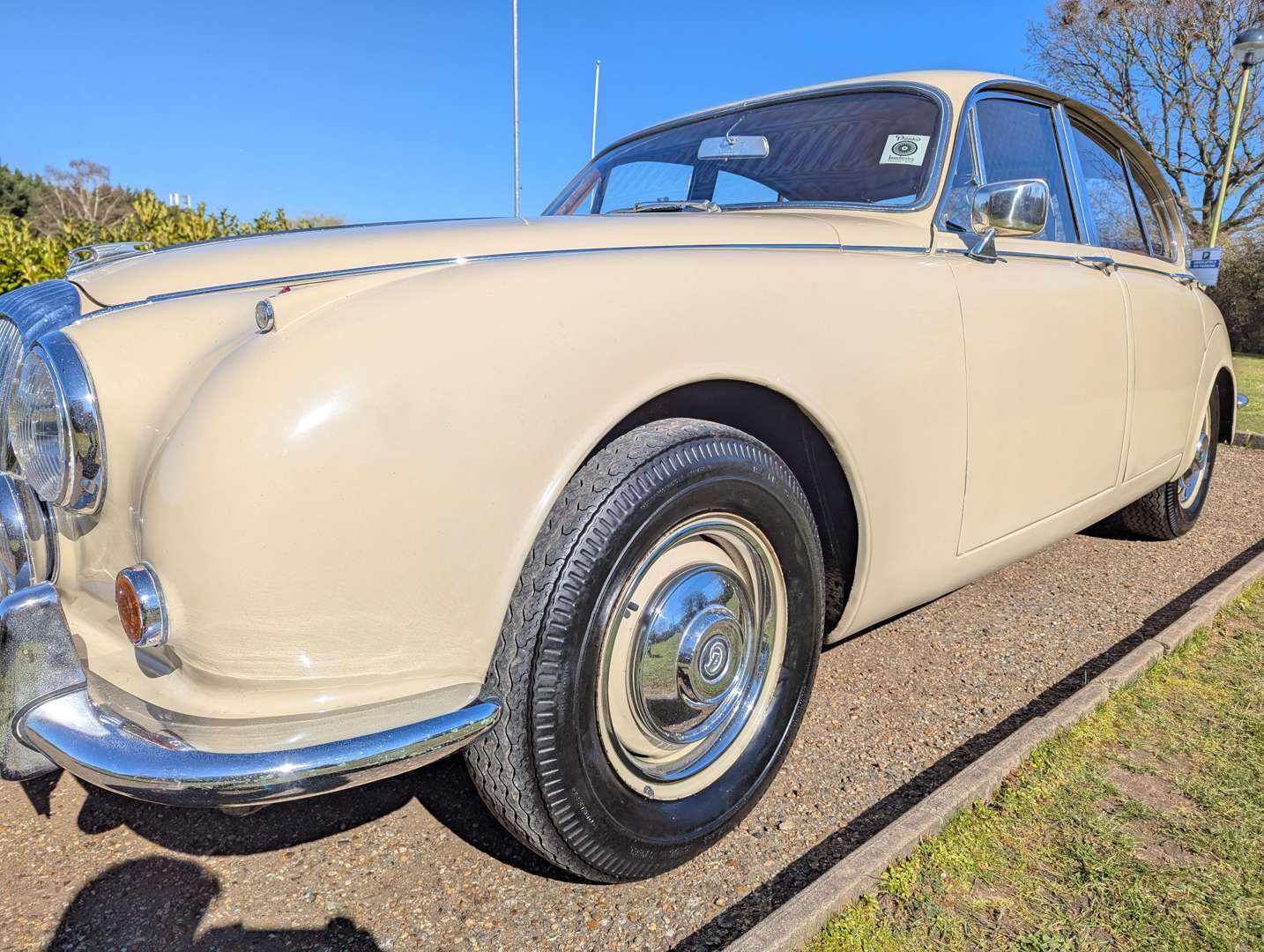 <p>1968 DAIMLER V8 250</p>