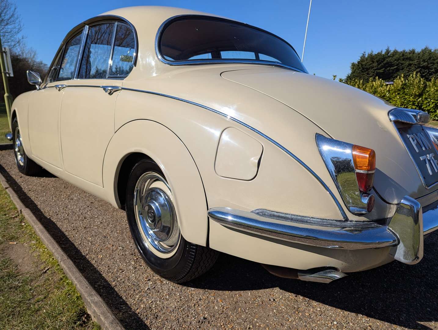 <p>1968 DAIMLER V8 250</p>
