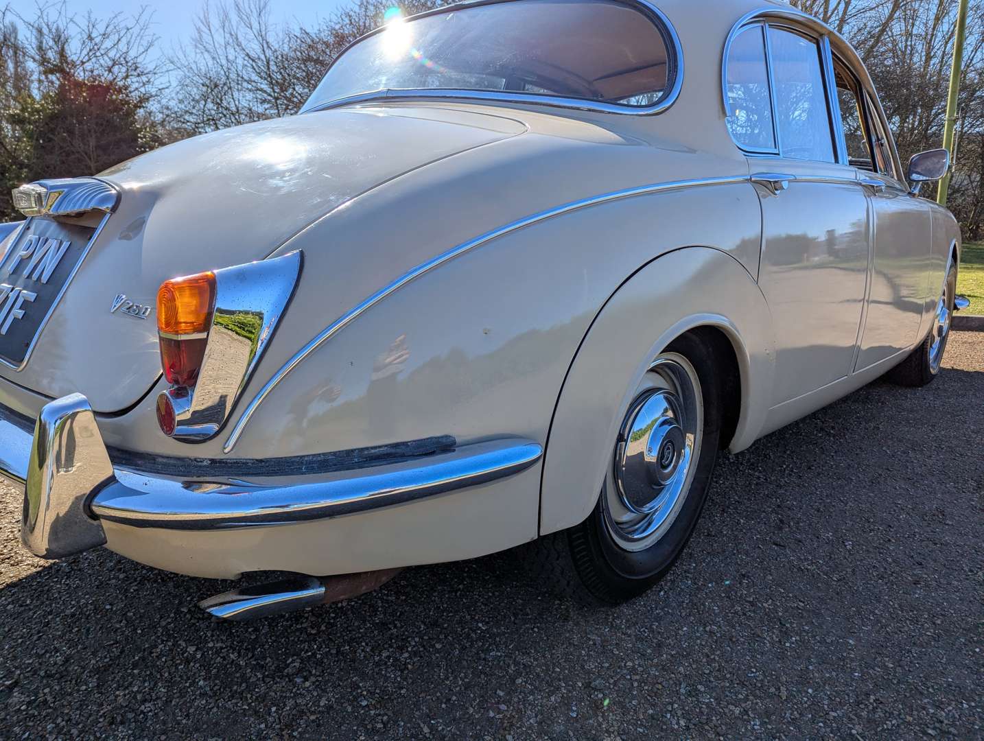 <p>1968 DAIMLER V8 250</p>