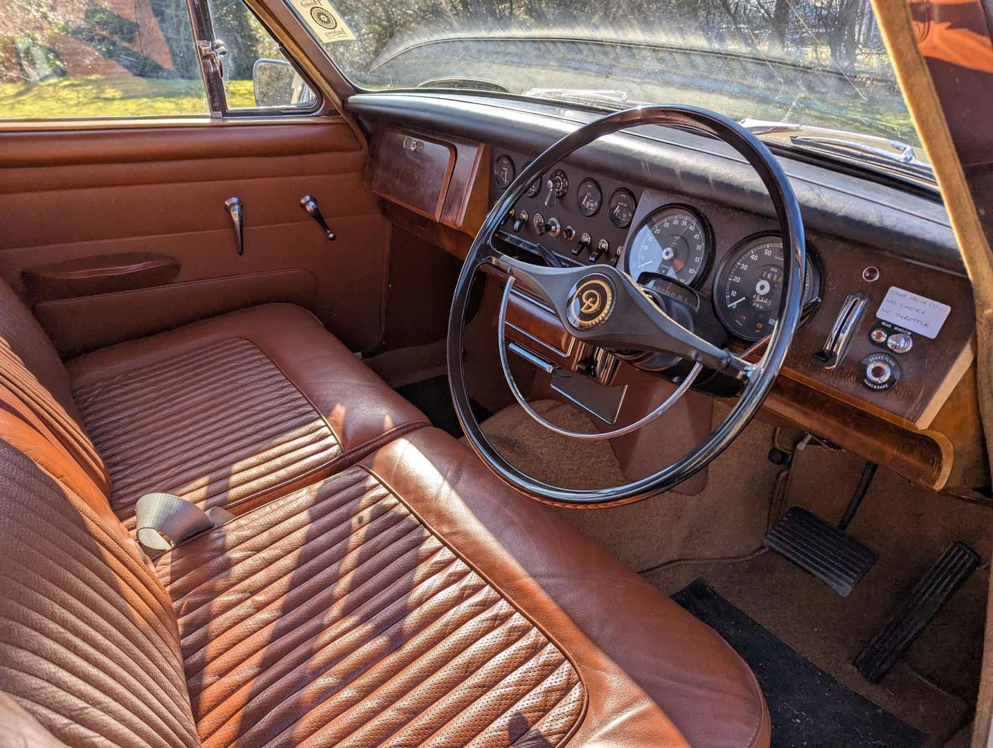 <p>1968 DAIMLER V8 250</p>