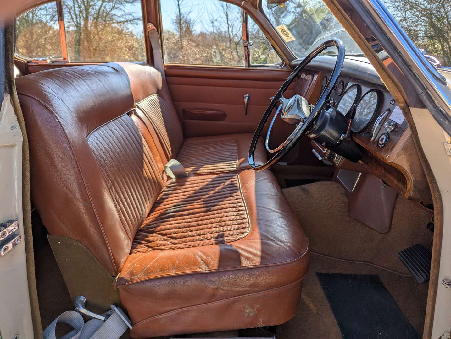 <p>1968 DAIMLER V8 250</p>