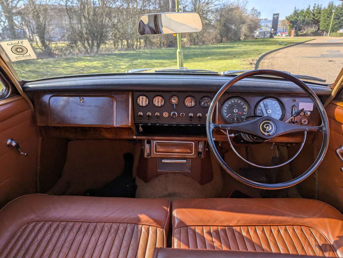 <p>1968 DAIMLER V8 250</p>