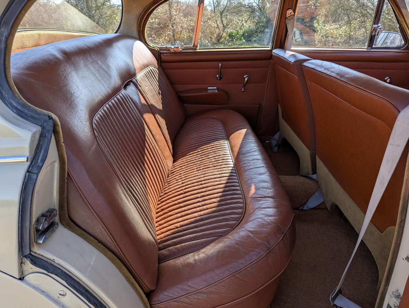 <p>1968 DAIMLER V8 250</p>