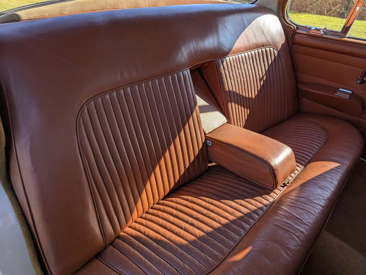 <p>1968 DAIMLER V8 250</p>