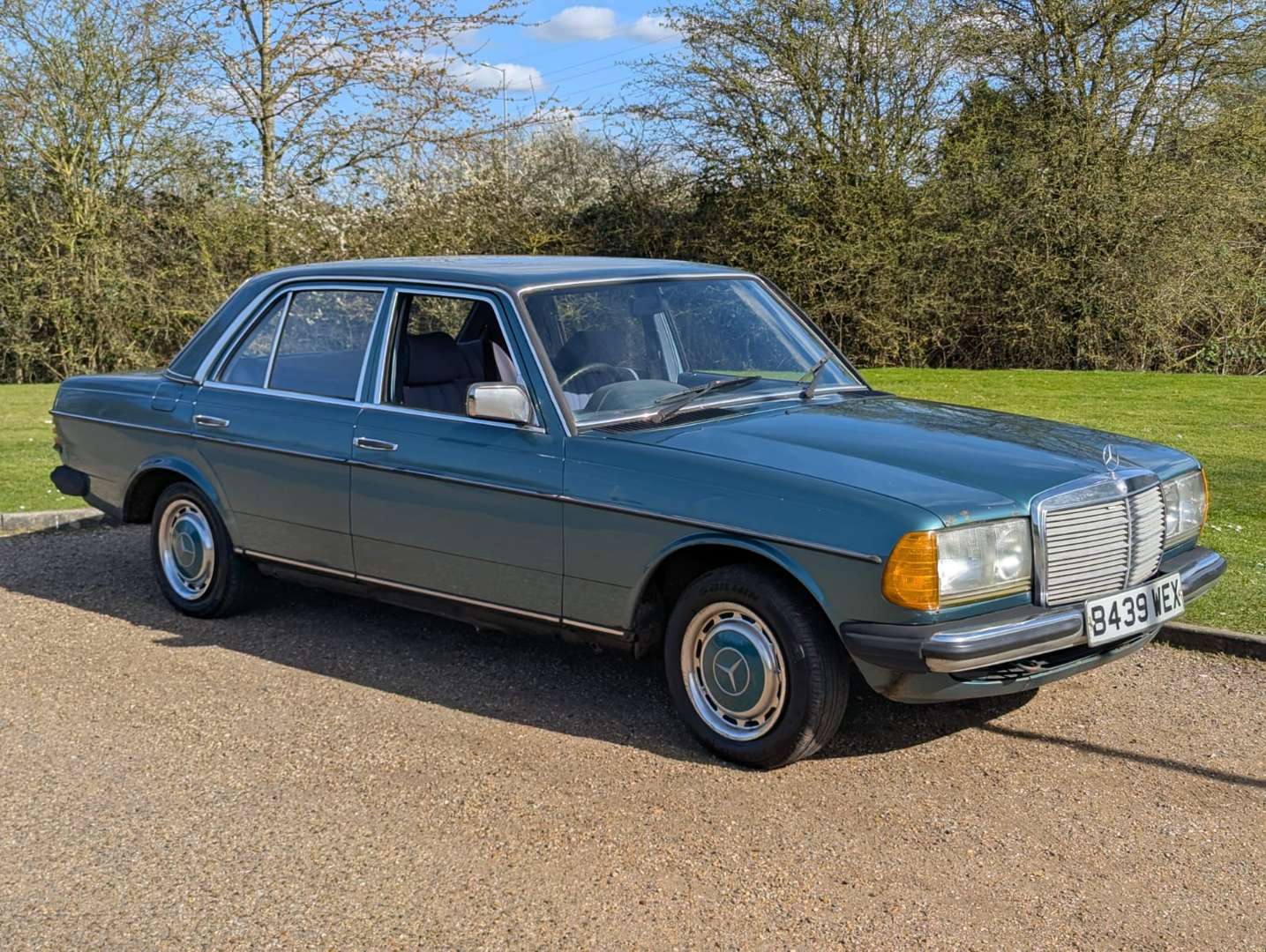 <p>1985 MERCEDES W123 230E&nbsp;</p>