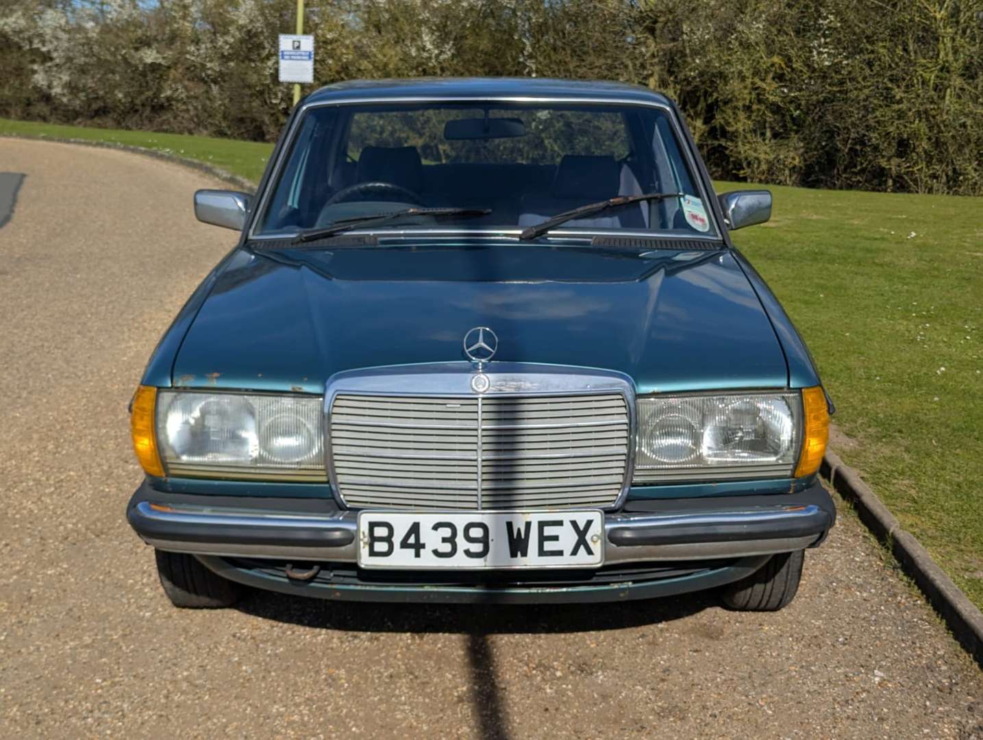 <p>1985 MERCEDES W123 230E&nbsp;</p>