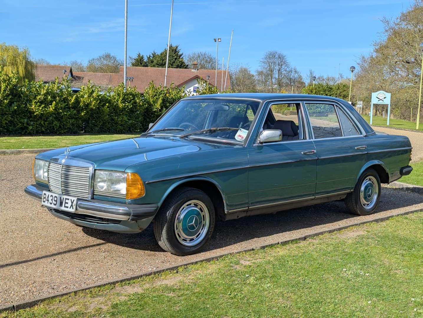 <p>1985 MERCEDES W123 230E&nbsp;</p>