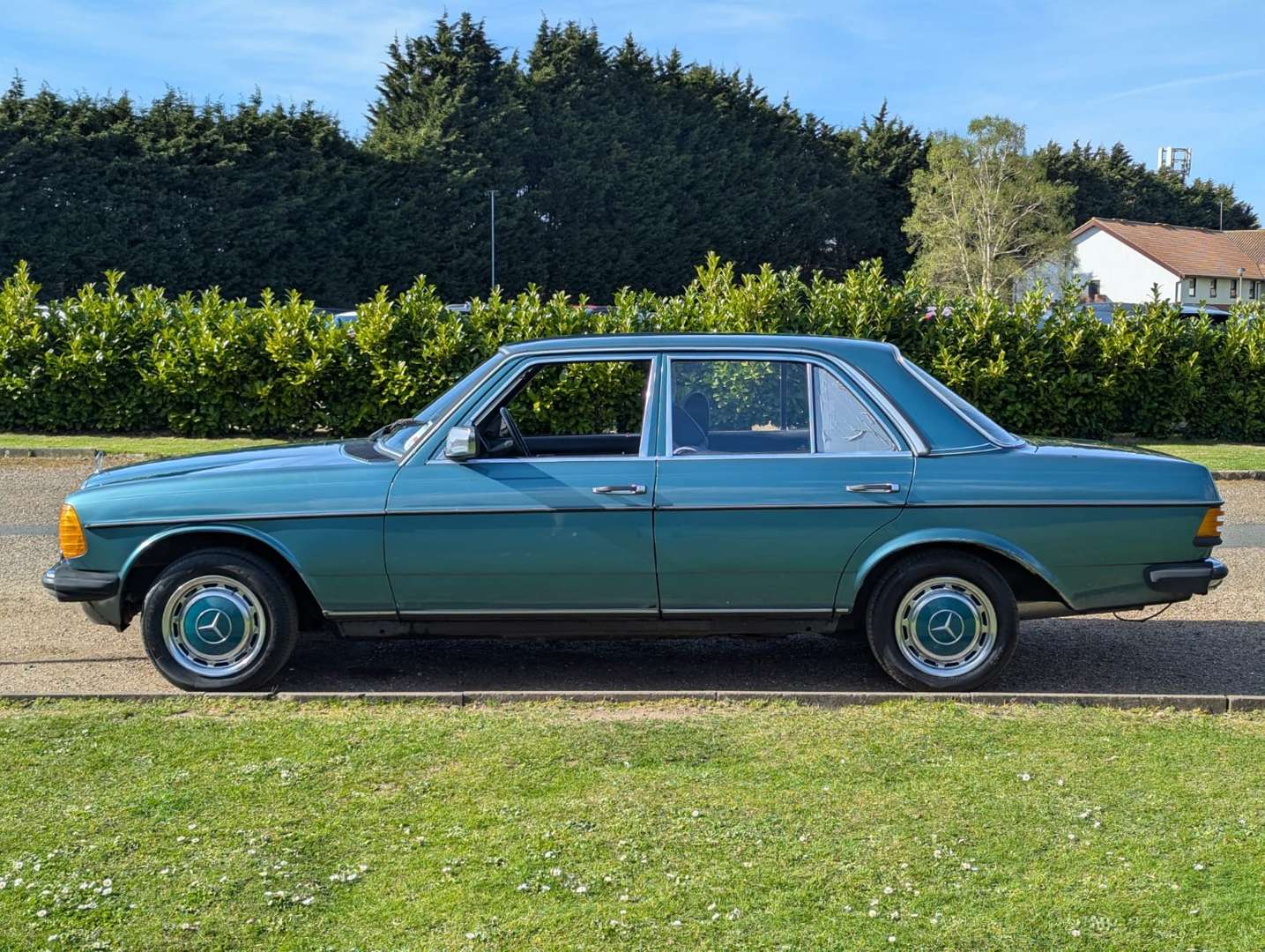 <p>1985 MERCEDES W123 230E&nbsp;</p>
