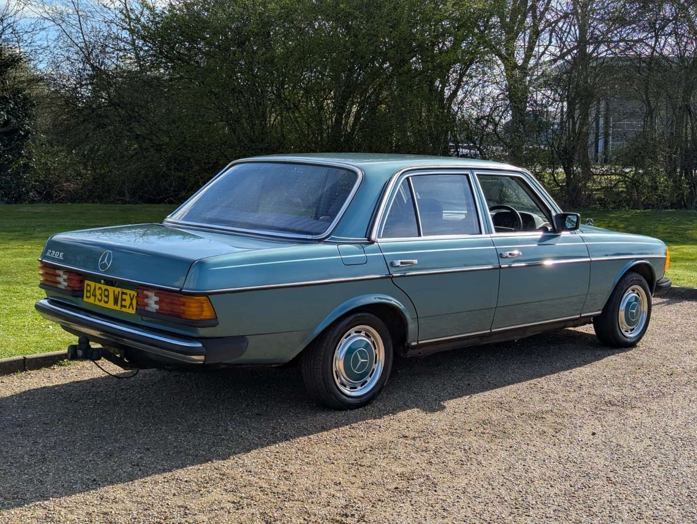 <p>1985 MERCEDES W123 230E&nbsp;</p>