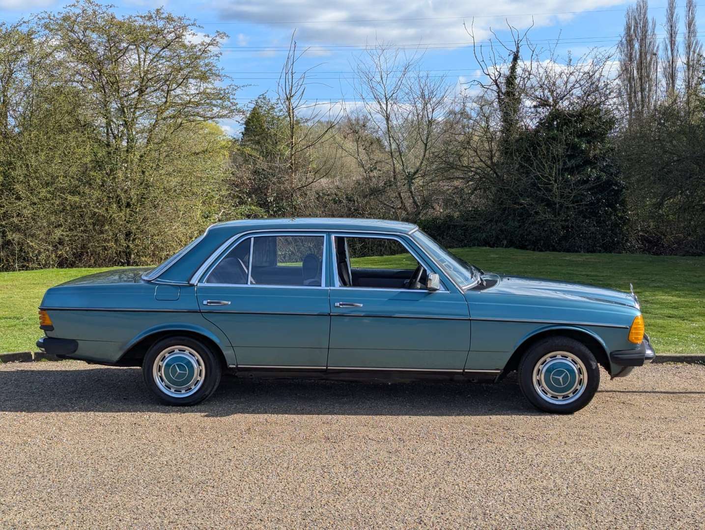 <p>1985 MERCEDES W123 230E&nbsp;</p>