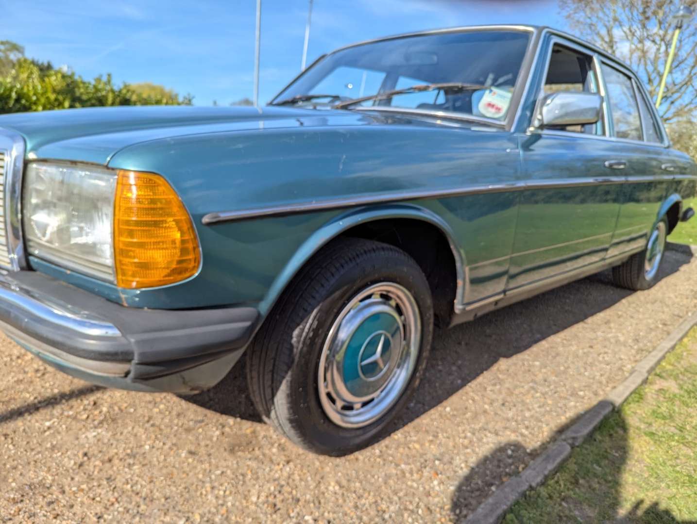 <p>1985 MERCEDES W123 230E&nbsp;</p>