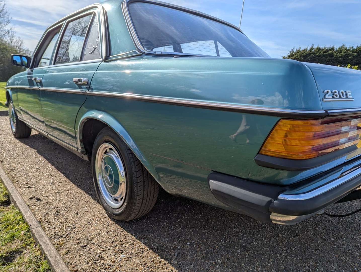<p>1985 MERCEDES W123 230E&nbsp;</p>